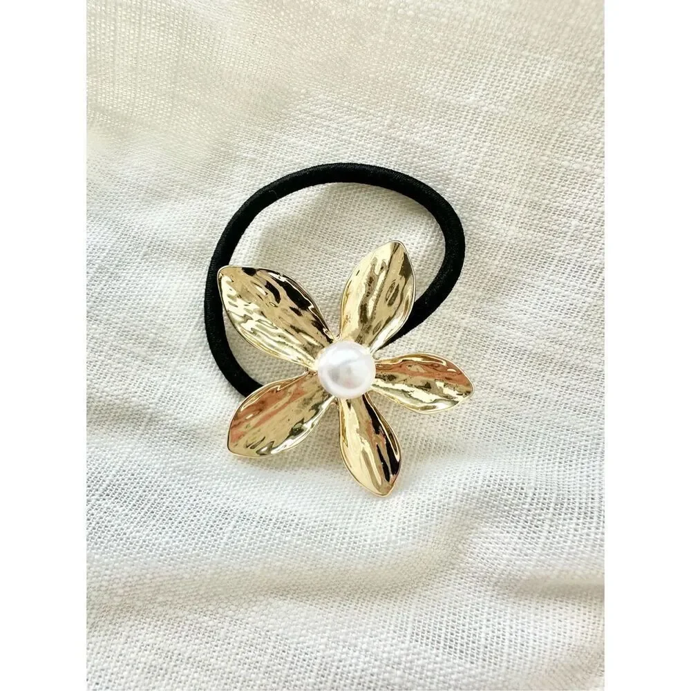 Gold flower with faux pearl hair tie ￼